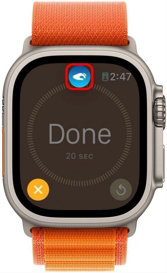 apple watch timer ferdig-skjerm med nedtonet bakgrunn, stoppknappen uthevet og en rød sirkel rundt ikonet for dobbelttrykk øverst på skjermen.