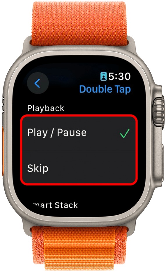 Apple Watch Doppeltipp-Einstellungen mit Wiedergabemenüoptionen (Wiedergabe/Pause und Überspringen) rot eingekreist