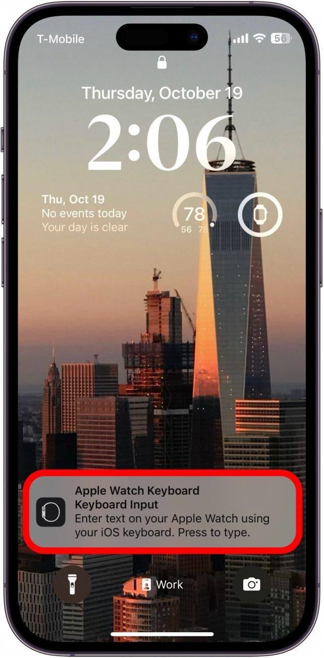 ecrã de bloqueio do iphone com notificação do teclado do apple watch circulado a vermelho