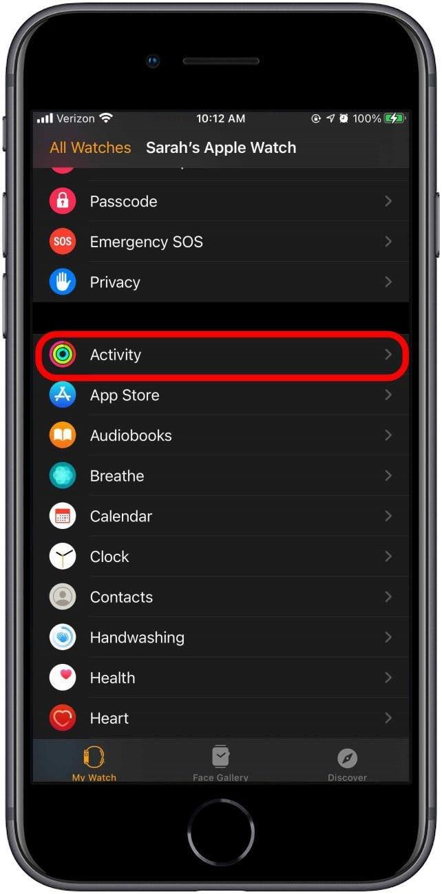 Докоснете Activity (Дейност), за да промените напомнянията за дейност, за да пестите батерията на Apple Watch