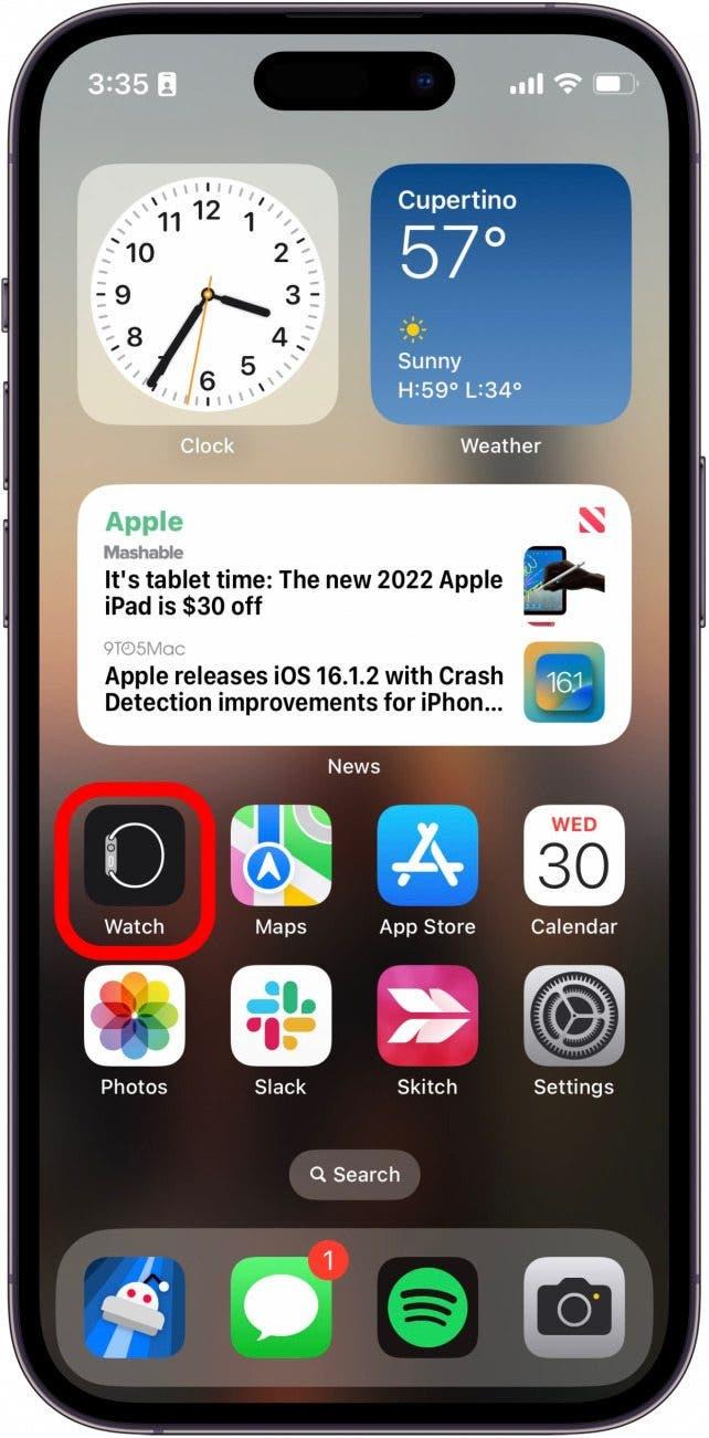 Главный экран iphone с приложением для часов, обведенным красным кружком