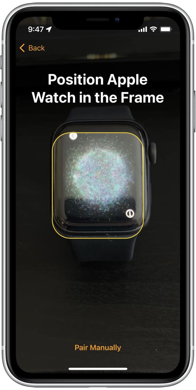 Rett opp Apple Watch i rammen på iPhone-skjermen.