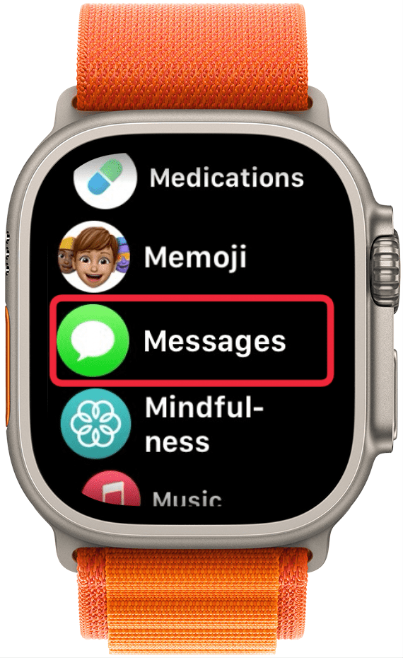 списък с приложения на Apple Watch с червена рамка около приложението за съобщения