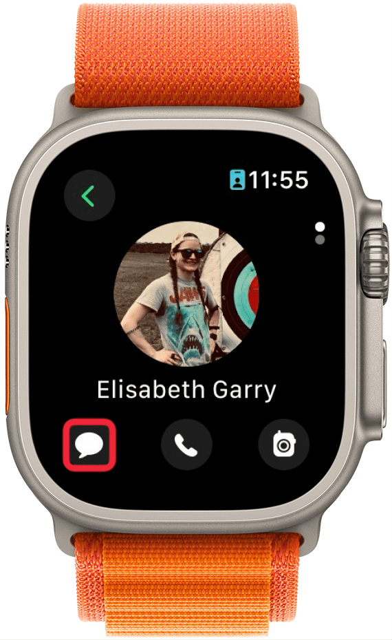 apple watch a apresentar o contacto para elisabeth com uma caixa vermelha à volta do ícone de mensagens