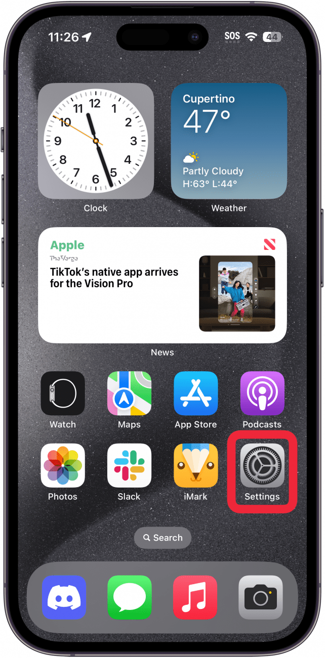 Écran d'accueil de l'iPhone avec un cadre rouge autour de l'application Réglages