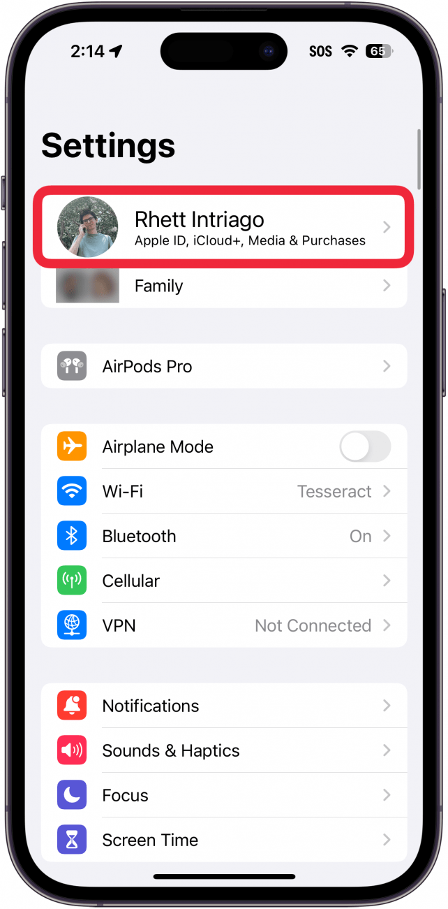 Réglages iphone avec un cadre rouge autour de l'identifiant Apple en haut du menu