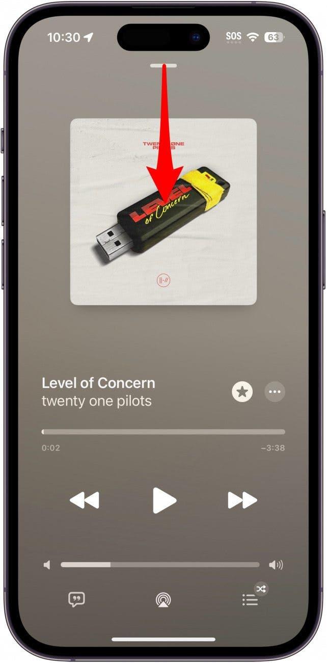 pantalla de reproducción de música de apple con una flecha roja apuntando hacia abajo desde la barra gris en la parte superior de la pantalla, indicando que se deslice hacia abajo
