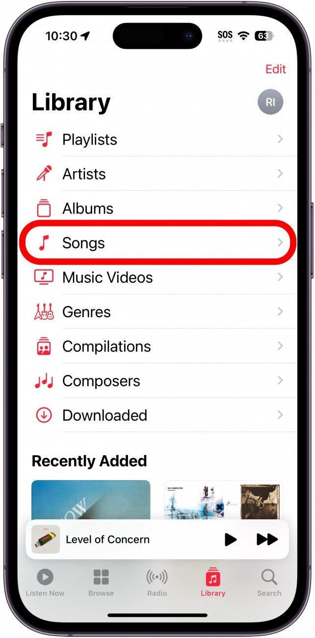 Apple Music-bibliotek med låtknappen inringad i rött