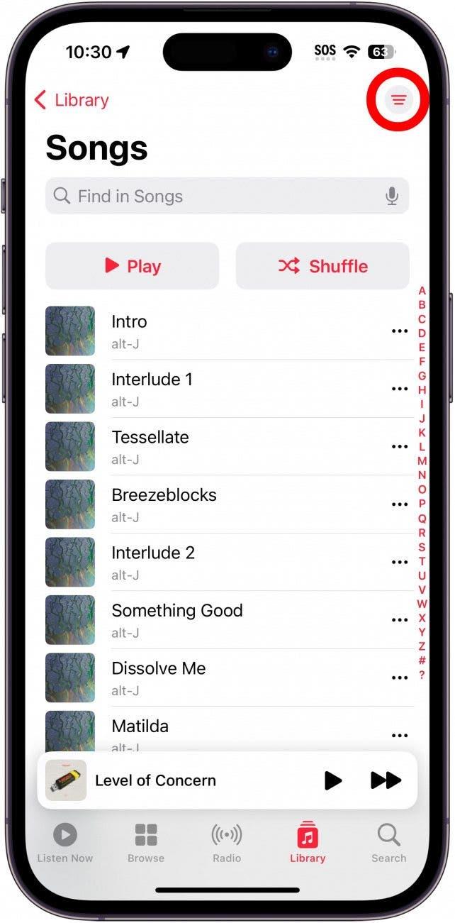 lista de canciones de apple music con un círculo rojo alrededor del icono de filtros en la parte superior derecha de la pantalla
