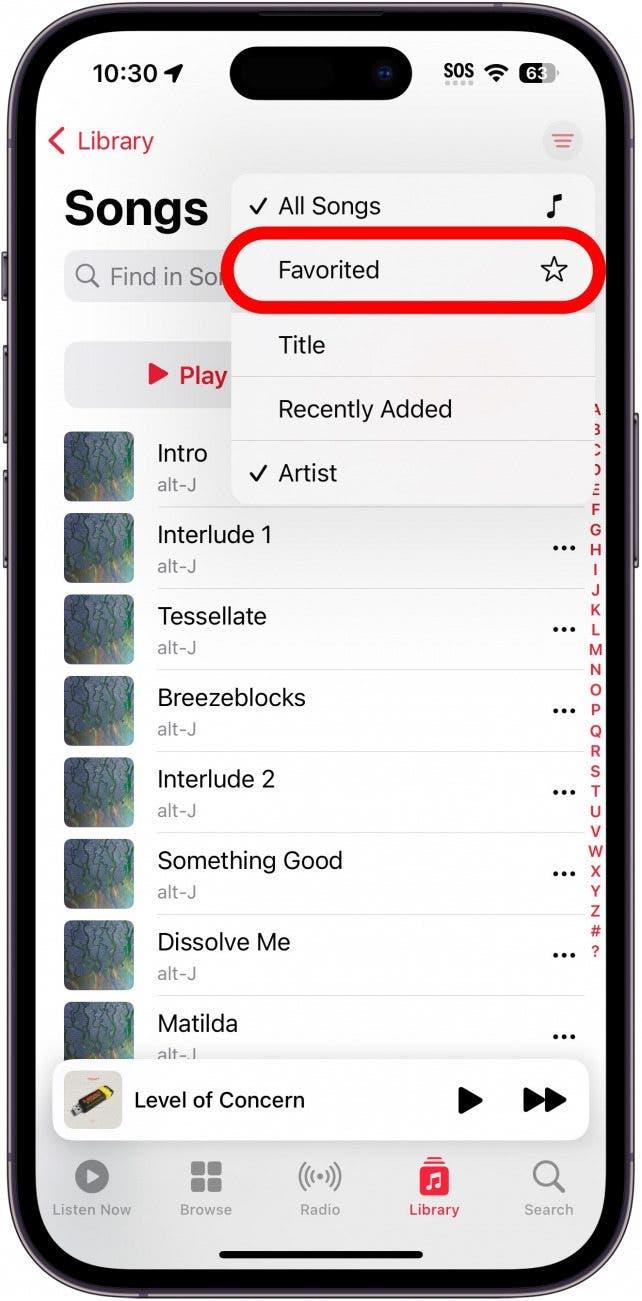 la lista de canciones de apple music con un círculo rojo alrededor de la opción de favoritos en el menú de filtros
