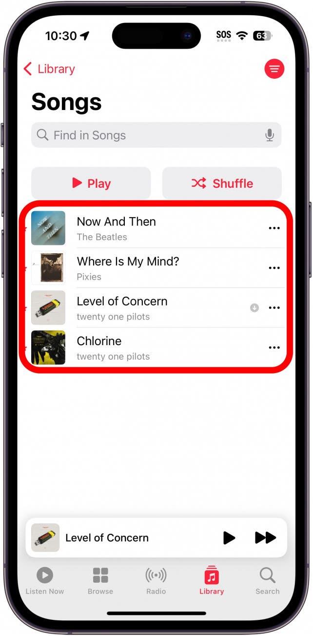 Apple Music-låtlistan visar endast favoritlåtar, med en röd cirkel runt favoritlistan