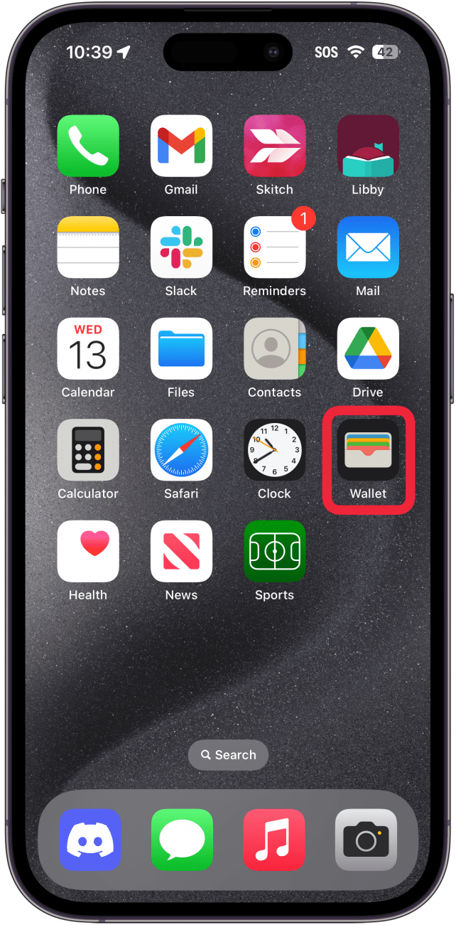iPhone-startskjermen med lommebok-appen innringet i rødt