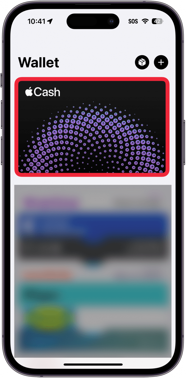 iphone portemonnee-app met een rood vak rond apple cash card
