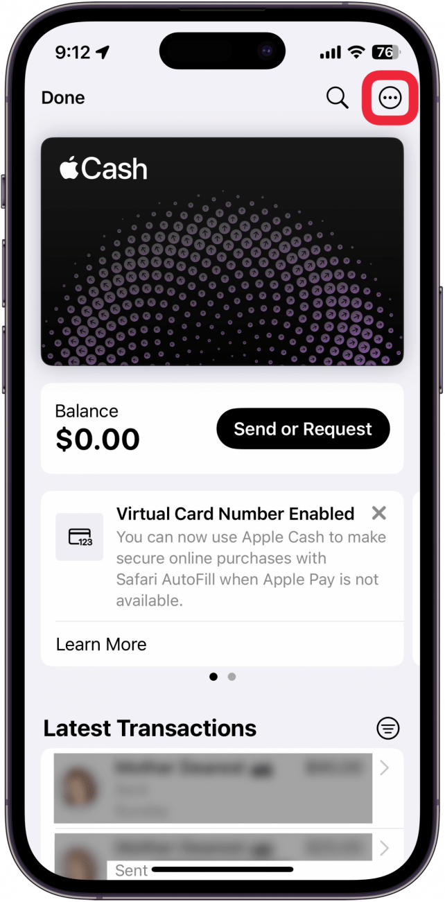 pantalla de la tarjeta Apple Cash en la aplicación Wallet con un recuadro rojo alrededor del botón de menú de tres puntos