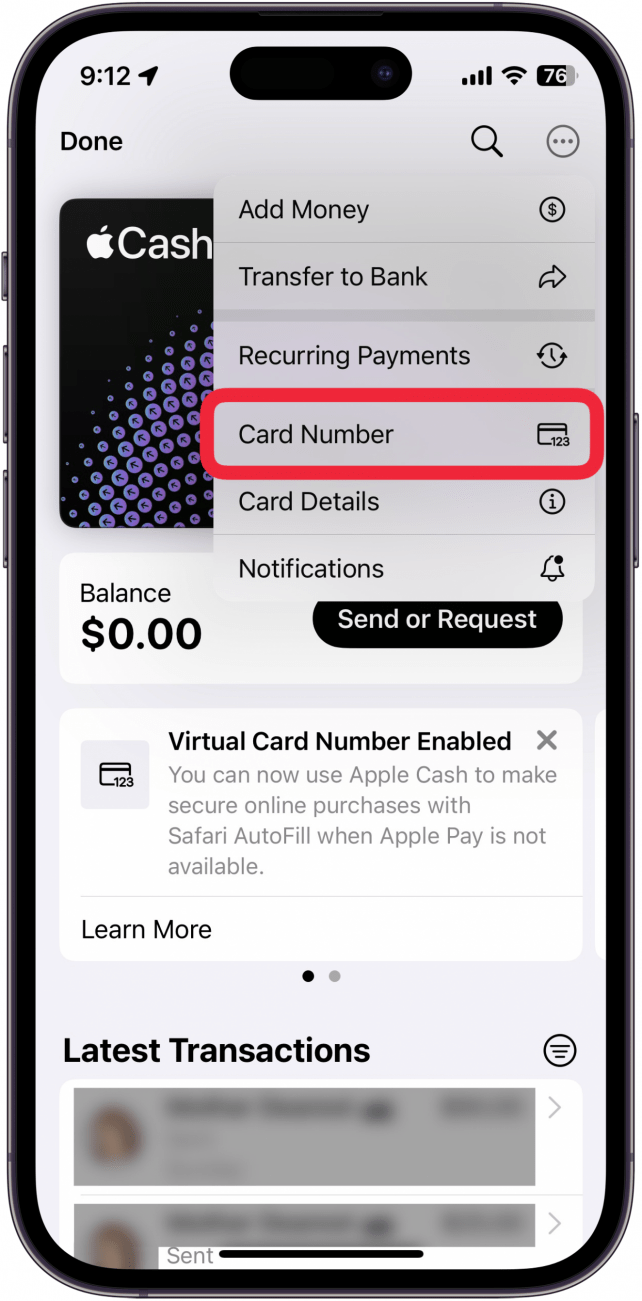 Apple Cash-kortskärm i plånboksappen som visar menyn med tre punkter med en röd ruta runt kortnumret