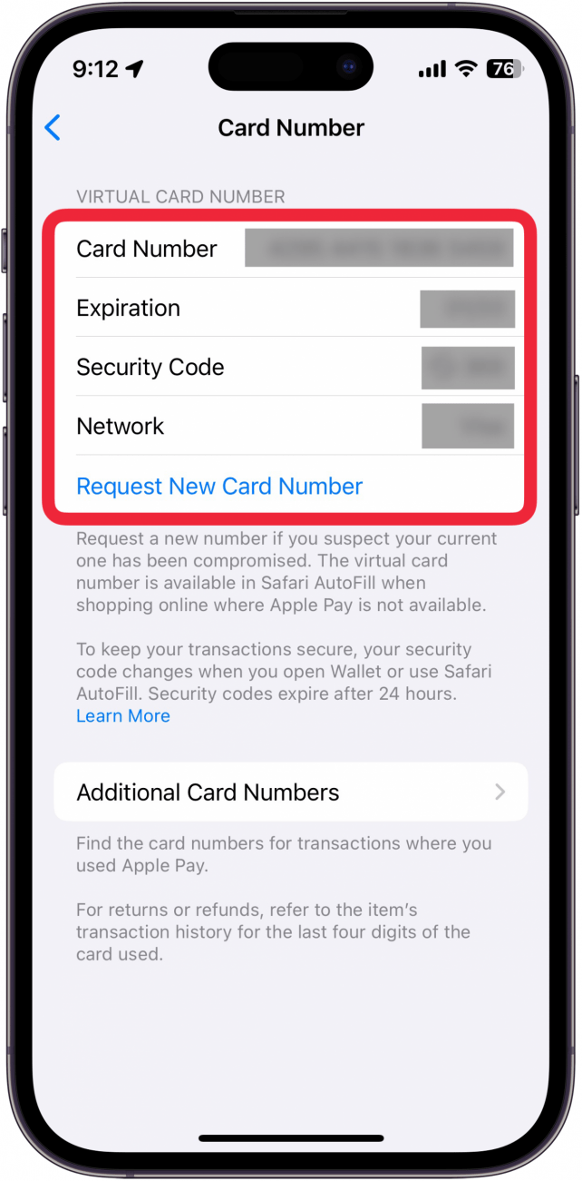 écran de configuration du numéro de la carte virtuelle du portefeuille d'Apple avec un encadré rouge autour du numéro de la carte, de la date d'expiration et du code de sécurité