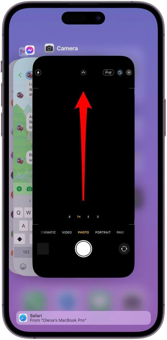 Redémarrez l'application Appareil photo en balayant vers le haut depuis le bas de l'écran, puis en balayant vers le haut l'application que vous souhaitez fermer.