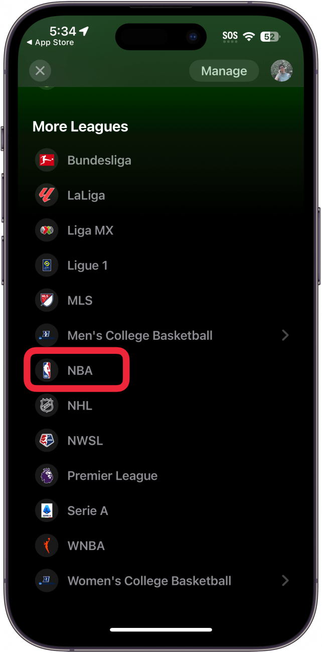 iphone-sportsapp som viser ligaer og lag med en rød boks rundt NBA-knappen