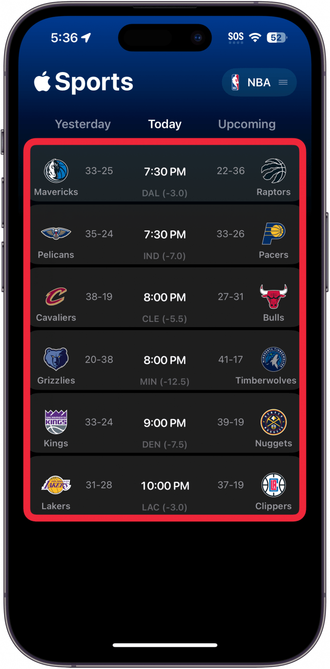 aplicación de deportes para iphone con un recuadro rojo alrededor de los resultados actuales de los equipos