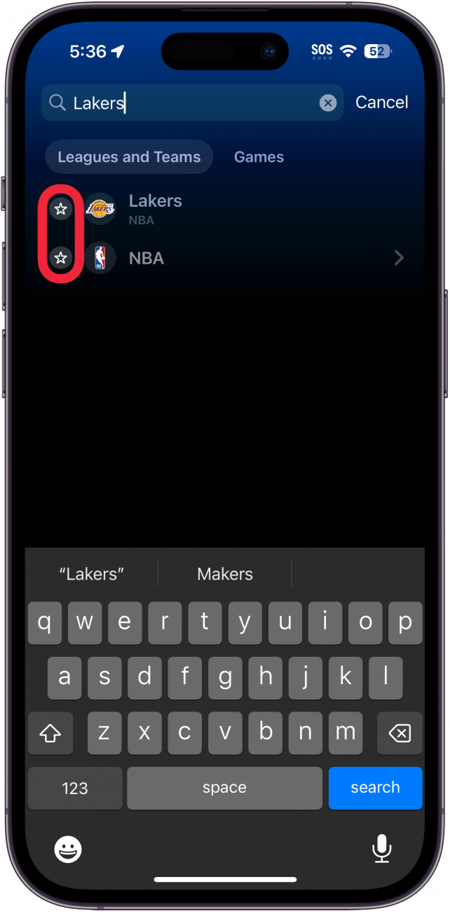 Aplicación de deportes para el iPhone que muestra los resultados de búsqueda con un recuadro rojo alrededor de los iconos de estrellas