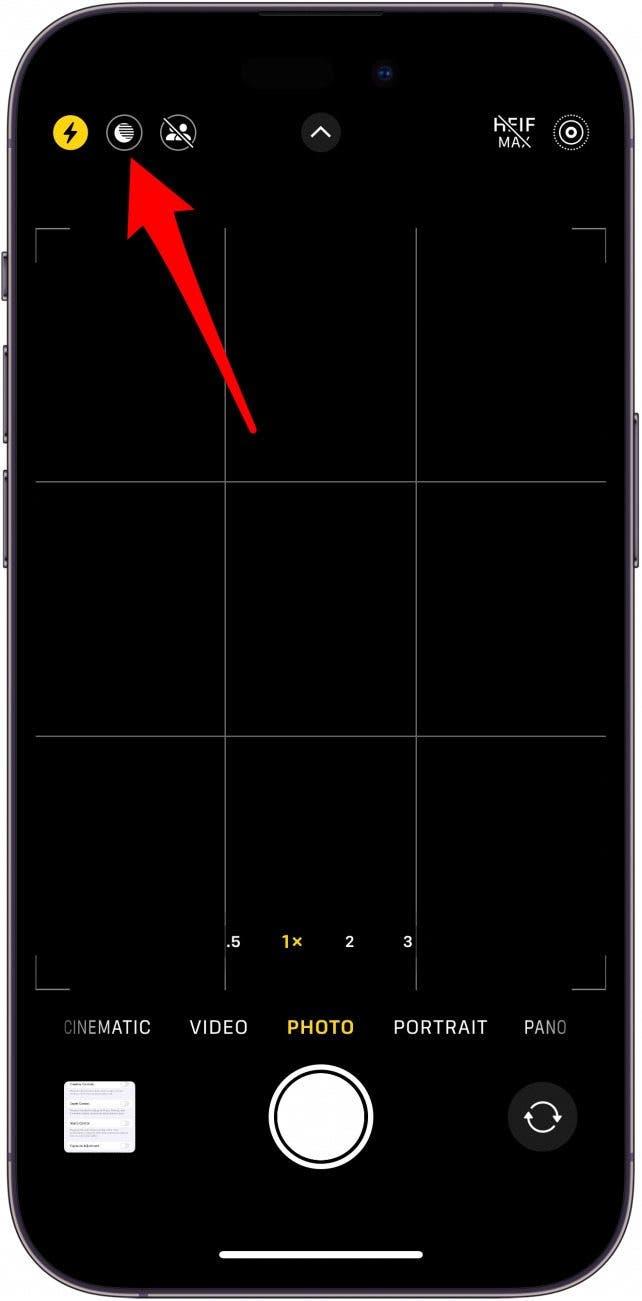 iPhone-kameraapp med rød pil som peker mot nattmodus-ikonet øverst til venstre på skjermen