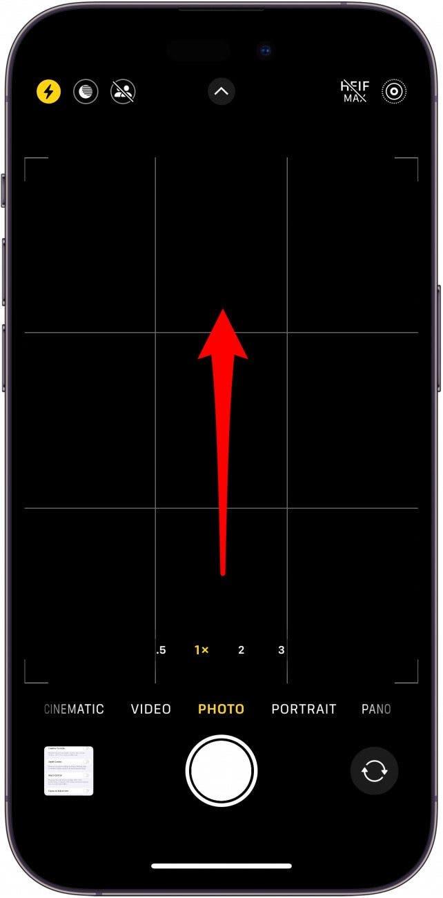 Application appareil photo pour iPhone avec une flèche rouge au centre de l'écran indiquant de glisser vers le haut