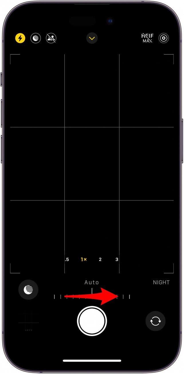 iphone Kamera-App mit Schieberegler für den Nachtmodus und einem roten Pfeil nach rechts, der anzeigt, dass Sie nach rechts wischen sollen