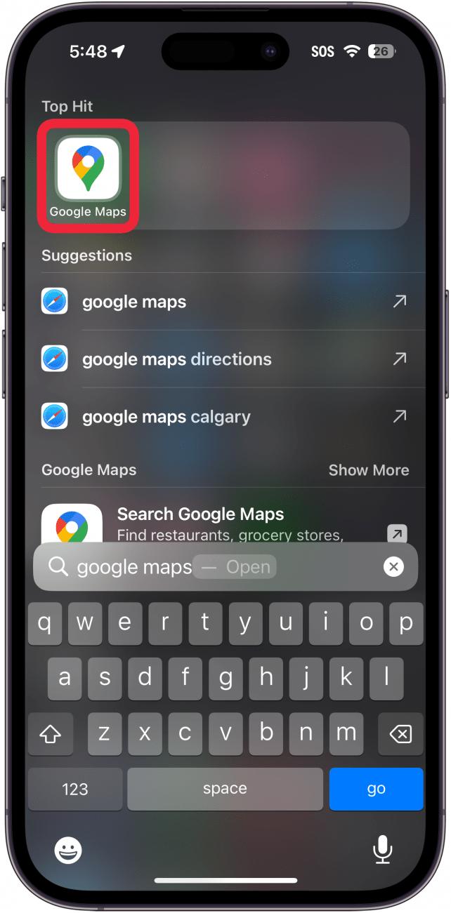 Les résultats de recherche de l'écran d'accueil de l'iphone affichent l'application Google Maps avec un cadre rouge autour d'elle.