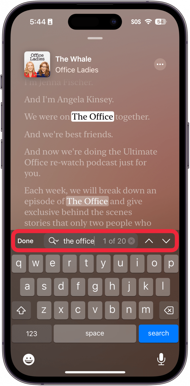 Apple Podcasts zeigt ein Podcast-Transkript sowie eine Suchleiste und eine Tastatur an, wobei die Suchbegriffe "the office" im Transkript hervorgehoben sind