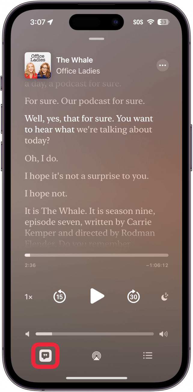 apple podcasts muestra la transcripción de un podcast con un recuadro rojo alrededor del botón de transcripción
