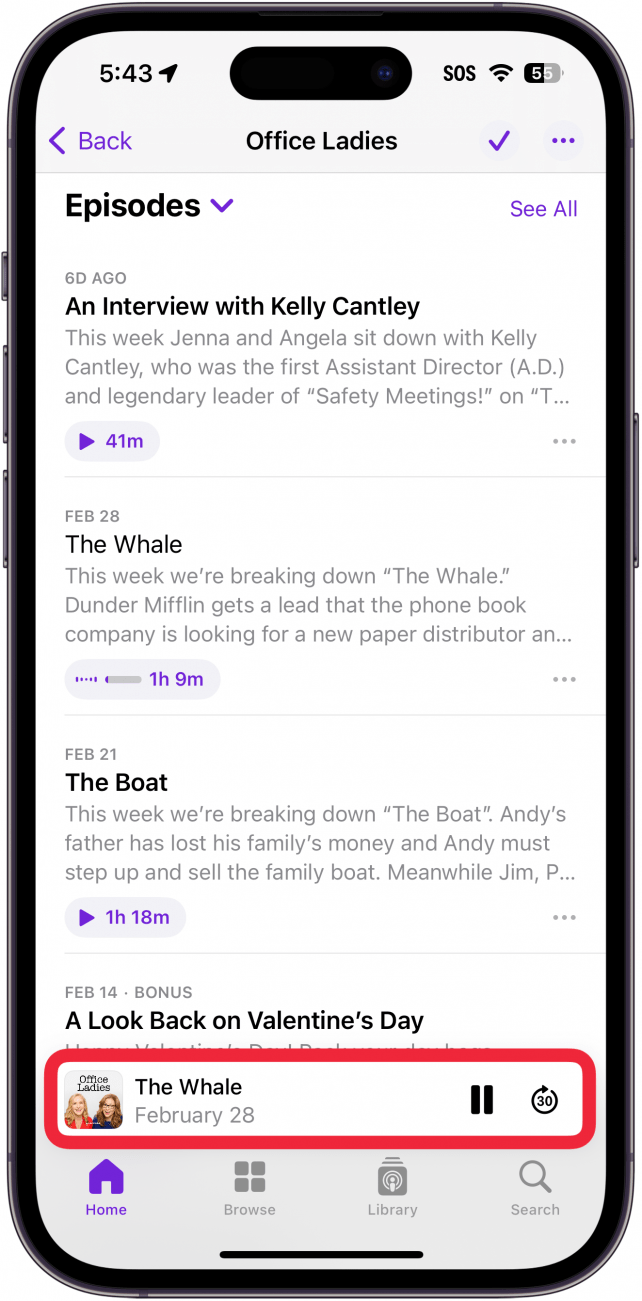 ecrã inicial do podcasts do iphone com uma caixa vermelha à volta da barra de reprodução