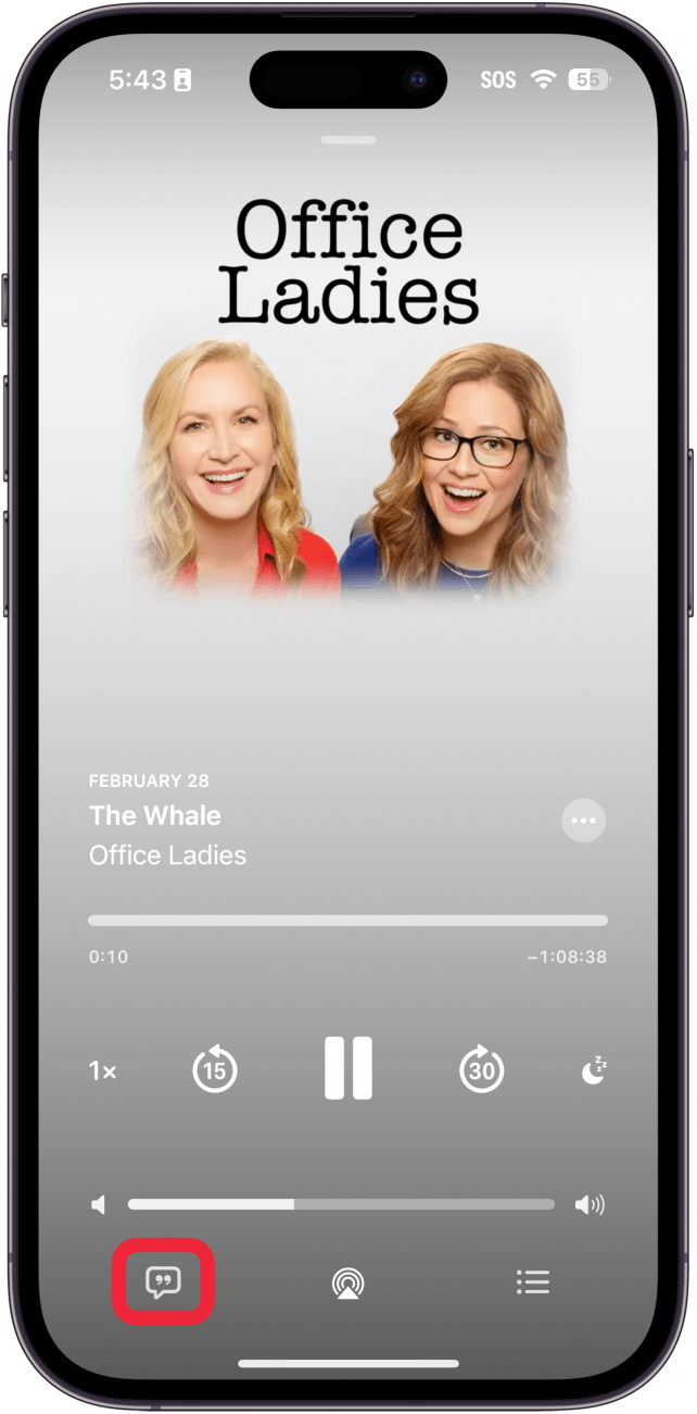 pantalla de reproducción de podcasts de apple para iphone con un recuadro rojo alrededor del botón de transcripción