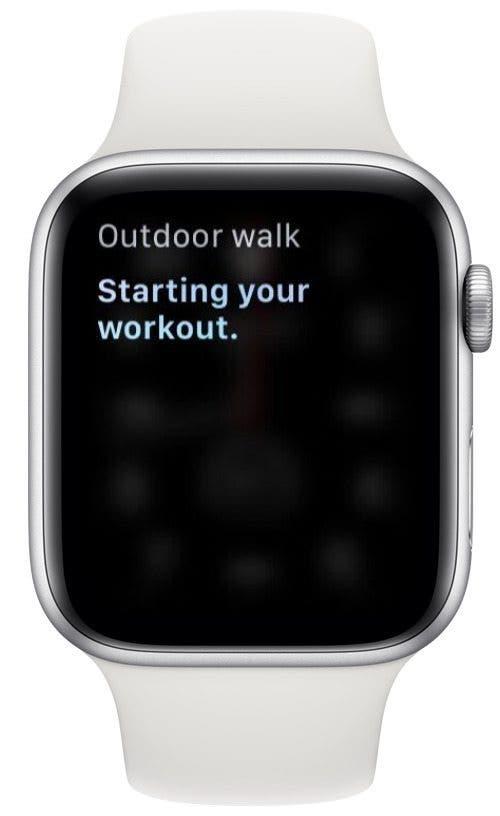 capture d'écran de l'apple watch montrant comment demander à siri de commencer une séance d'entraînement spécifique