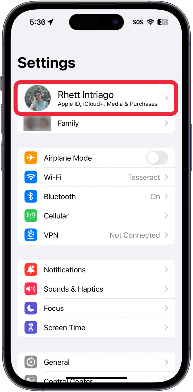 iphone einstellungen app mit einem roten kasten um apple id