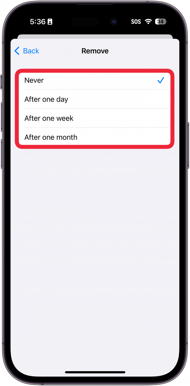 definições de remoção de correio eletrónico do iphone com uma caixa vermelha à volta das opções de tempo para nunca, após um dia, após uma semana e após um mês