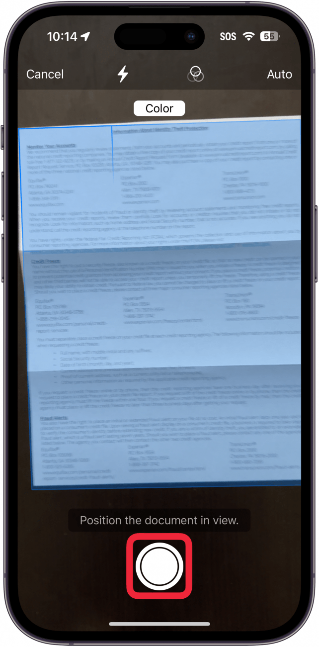 iphone files app Bildschirm zum Scannen von Dokumenten mit einem blauen Overlay auf dem Dokument, das anzeigt, dass die Kamera ein zu scannendes Dokument erkannt hat, mit einem roten Rahmen um die Auslösetaste