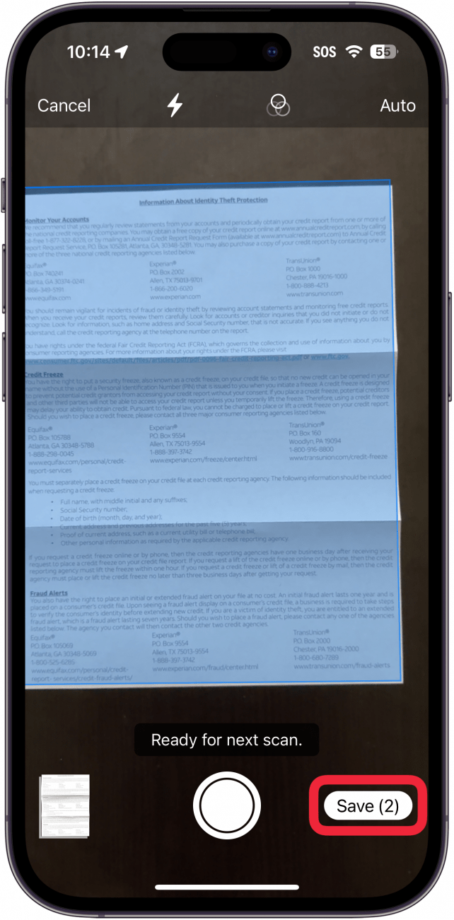 schermata dell'app iphone files scan documents con una sovrapposizione blu sul documento, che indica che la fotocamera ha rilevato un documento da scansionare, con un riquadro rosso intorno al pulsante di salvataggio