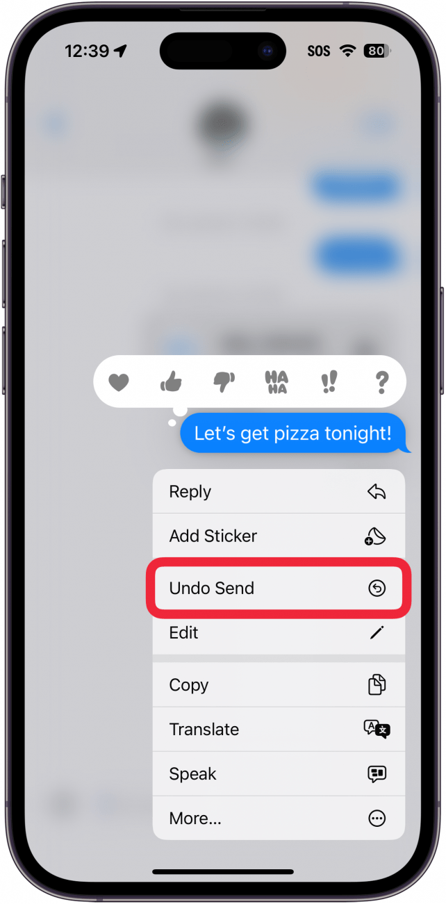 iphone imessage mostrando un menú después de pulsar prolongadamente un texto, con la opción deshacer envío delineada en rojo