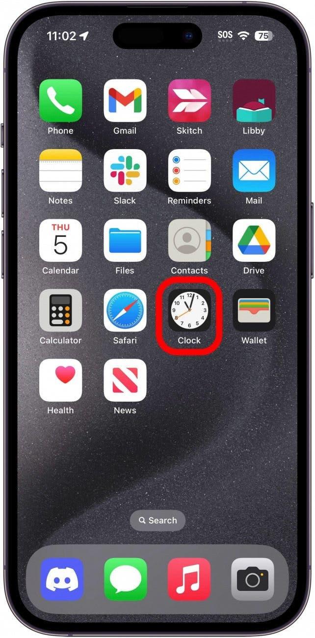 iPhone-startskärm med klockapp inringad i rött