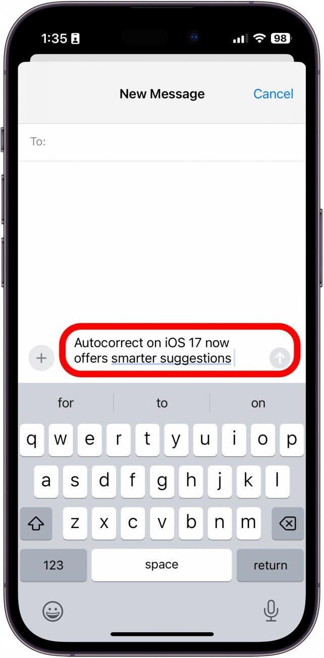 Ein rot eingekreistes Textfeld in einer Nachricht, das die Autokorrektur demonstriert: "Autokorrektur in iOS 17 bietet jetzt intelligente Vorschläge." Die blaue Linie darunter zeigt an, dass der Text korrigiert wurde.