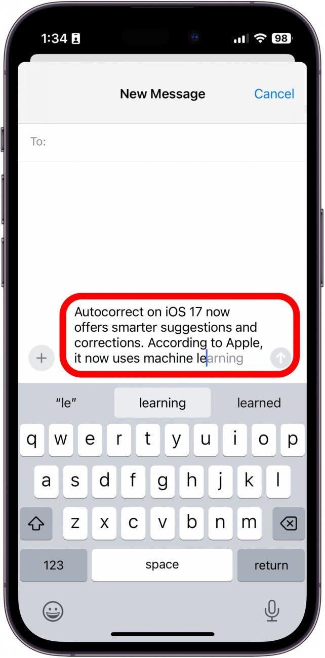Imessage-Textfeld mit rot eingekreister Textvorhersage, auf der zu lesen ist: "Die Autokorrektur in iOS 17 bietet jetzt intelligentere Vorschläge und Korrekturen. Sie nutzt jetzt maschinelles Lernen." Das Wort Lernen ist hellgrau schattiert, was darauf hinweist, dass es sich um einen Vorschlag des Betriebssystems handelt.