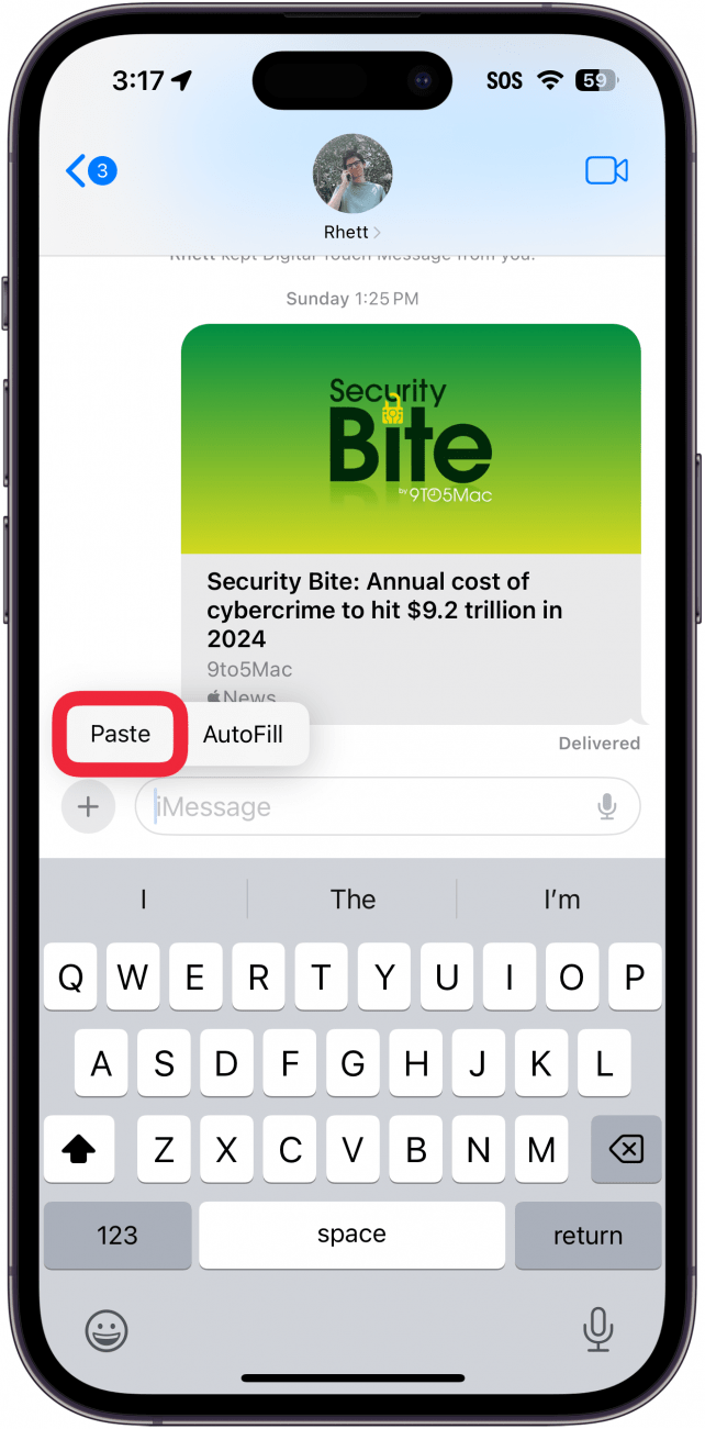 붙여넣기 버튼 주위에 빨간색 상자가 있는 iPhone 메시지 앱 대화
