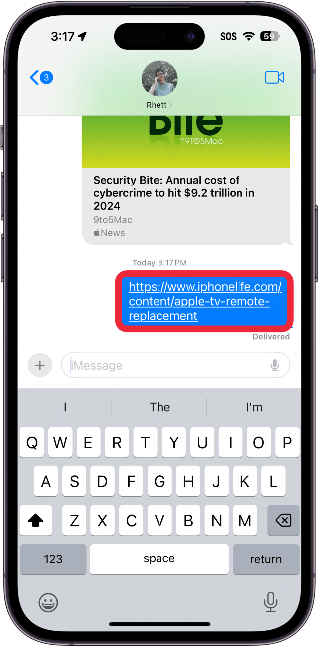 클릭 가능한 URL이 있는 파란색 말풍선과 말풍선 주위의 빨간색 상자를 표시하는 iPhone 메시지 앱 대화