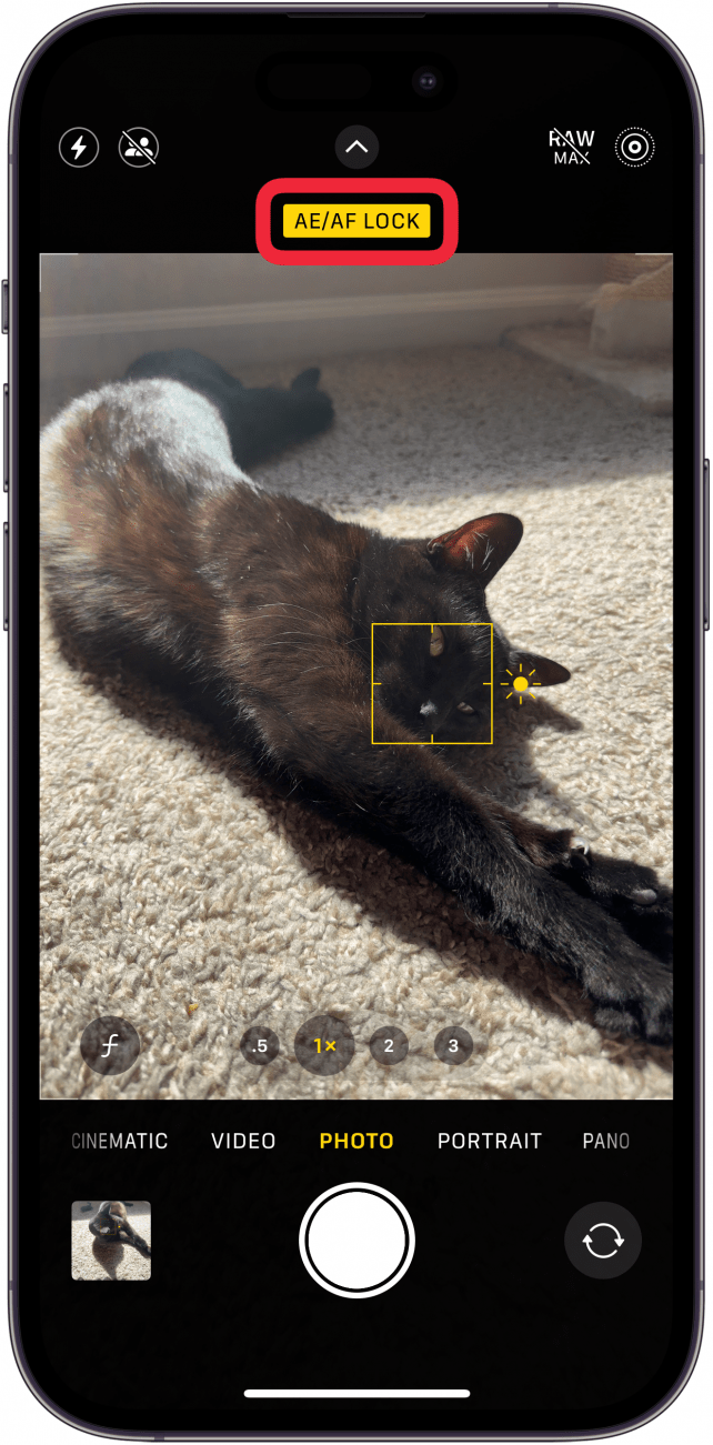 Приложение за iphone камера с червено поле около иконата за заключване на AE/AF