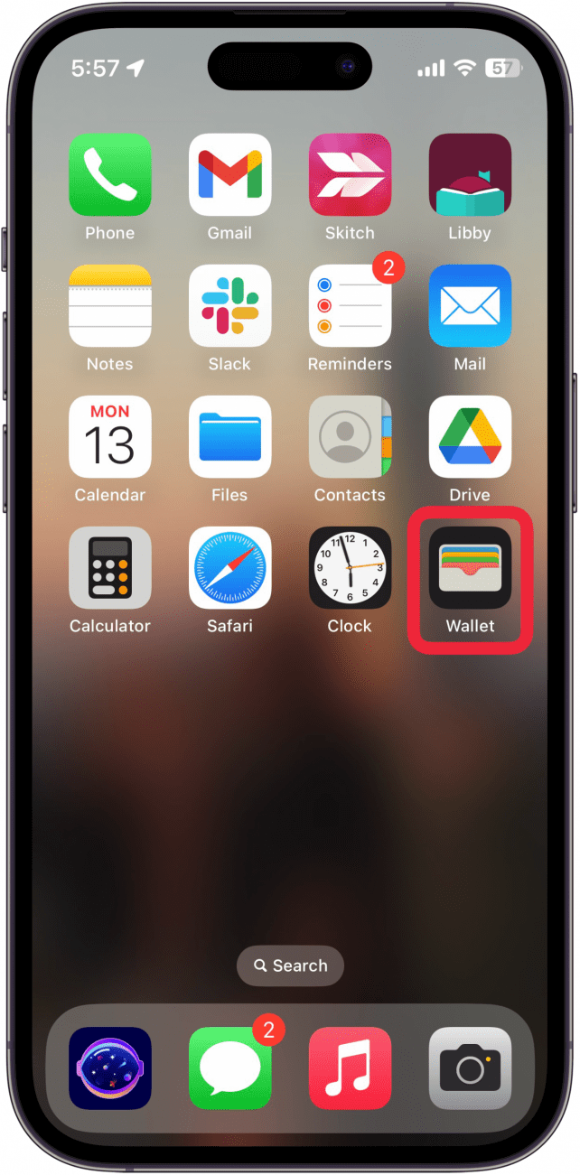 Écran d'accueil de l'iPhone avec une boîte rouge autour de l'application portefeuille