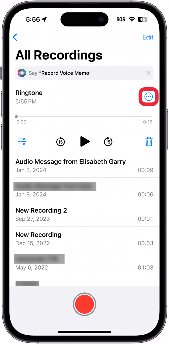 aplicação de memorandos de voz para iphone com uma caixa vermelha à volta do botão de menu de três pontos