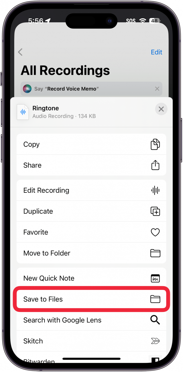 a aplicação de memorandos de voz do iphone apresenta a folha de partilha com uma caixa vermelha à volta da aplicação guardar em ficheiros