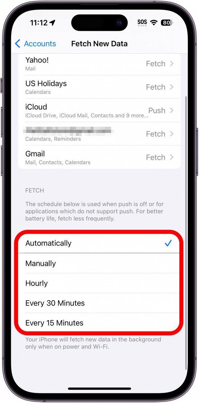 hämtningsinställningar för e-post i iPhone med alternativ för hämtningsfrekvens inringade i rött