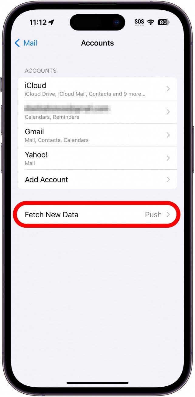 iphone mail account settings with fetch new data rodeado en rojo