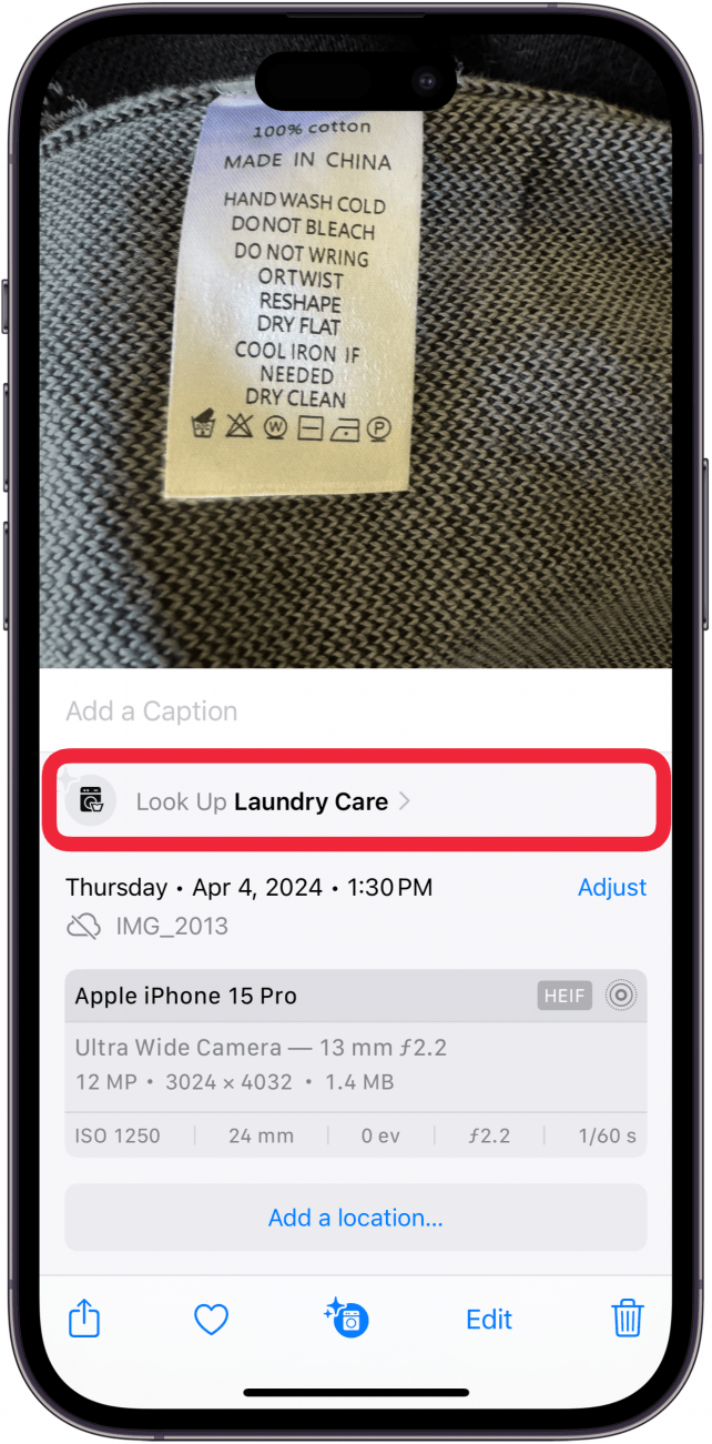 L'application Photos pour iPhone affiche une photo d'une étiquette de blanchisserie sur un pull, avec le menu Info ouvert, et un encadré rouge autour du bouton "Rechercher l'entretien du linge".
